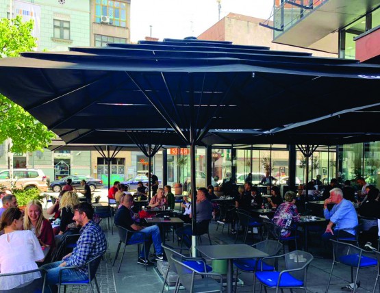 Cordoba cafe - novi Magnum suncobrani sa Cascade look® izvedbom platna